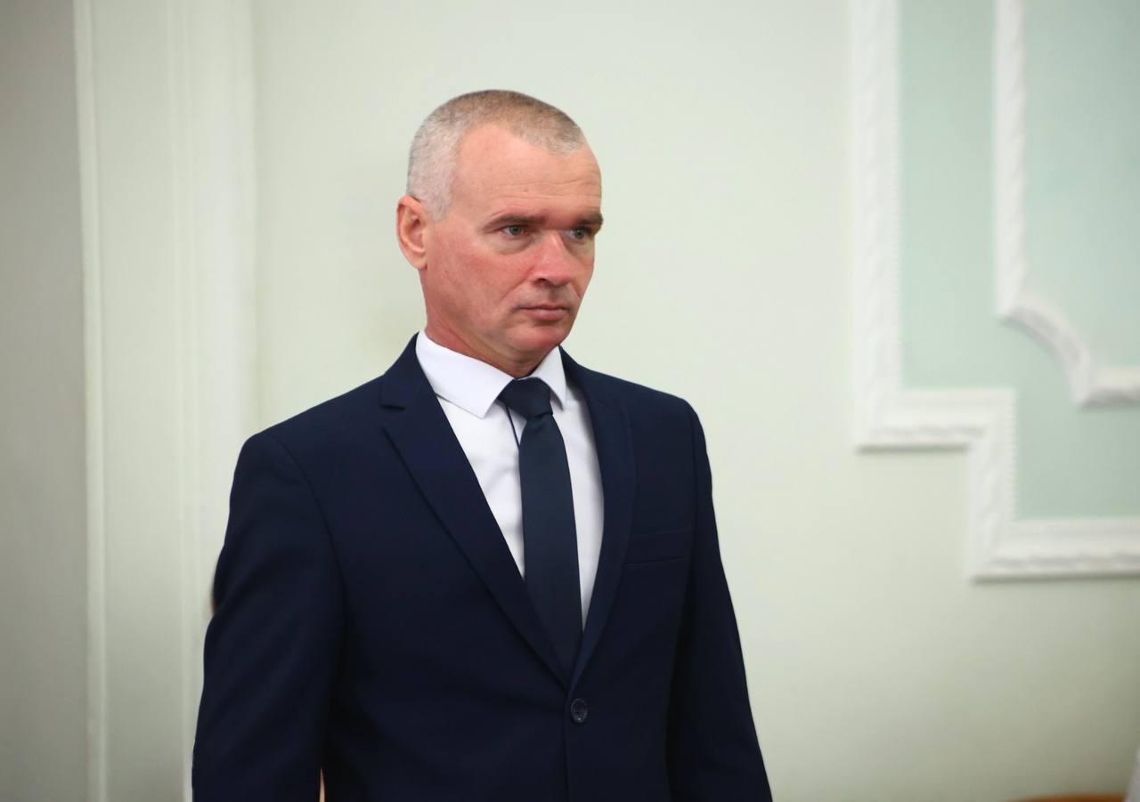 Ещё одно назначение: главой Центра интеллектуальной транспортной системы назначен Валерий Лаптев На должность директора МБУ «Центр интеллектуальной транспортной системы» назначен Валерий Лаптев, сооющил глава городаАлександр Скрябин. Лаптев закончил Ростовский юридический институт МВД России по специальности «юриспруденция» в 1999 году. Вскоре он начал проходить службу в органах внутренних дел Ростовской области, там он проработал до 2025 года. С 2018 года Лаптев начал работать в Центре автоматизированной фиксации правонарушений в области дорожного движения. А с марта 2022 года по январь 2025 был начальником этого Центра. В последнее время, с февраля по июнь 2025 года, он заместителем генерального директора по безопасности дорожного движения в одном из транспортных предприятий города. #новости #ростов #ростовнадону