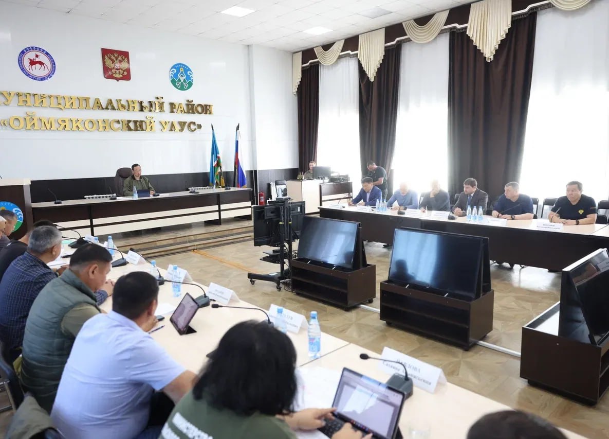 ℹ  Недропользователи окажут помощь пострадавшему от паводка Оймяконскому району  Глава республики Айсен Николаев встретился с представителями золотодобывающих предприятий, работающих на территории Оймяконского района, в Усть-Нере. Встреча была посвящена вопросам оказания помощи жителям района, пострадавшим от сильнейших дождей и последующего подтопления.  Представители золодобывающих предприятий района поддержали обращение главы республики.  Подробнее читайте по ссылке