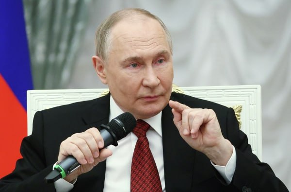 Владимир Путин перед ПМЭФ встретится с журналистами международных информагентств Глава государства выступит на самом Петербургском международном экономическом форуме. Информация о планах президента появилась в программе «Москва. Кремль. Путин». Форум пройдёт с 18 по 21 июня. Его ключевая тема: «Общие ценности — основа роста в многополярном мире». Участие в мероприятии уже подтвердили представители 137 стран и территорий, включая руководителей крупнейших международных компаний, организаций, госструктур и экспертного сообщества. Подпишись на «Говорит Москва»