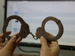 Студентка из Канска может лишиться свободы за один день работы с мошенниками Началось всё с объявления в соцсетях о простой удалённой работе для молодых людей Девушка перешла по предложенной ссылке вступила в контакт с организаторами схемы и получила детальные инструкции Несмотря на понимание нелегальности подобного заработка она решила принять предложение Её задача заключалась в получении переводов на собственную банковскую карту и последующем переводе полученных средств на заданные счета За каждую операцию полагался процент в размере 5 от суммы перевода Но обогатиться студентке не удалось буквально за сутки службы криминальной полиции выявили её причастность к преступлению Через карту девушки прошло семь операций на общую сумму примерно 35 тысяч рублей украденных мошенниками За одну смену она заработала лишь две тысячи рублей Теперь ей грозит до трех лет лишения свободы Фото Олега Кузьмина