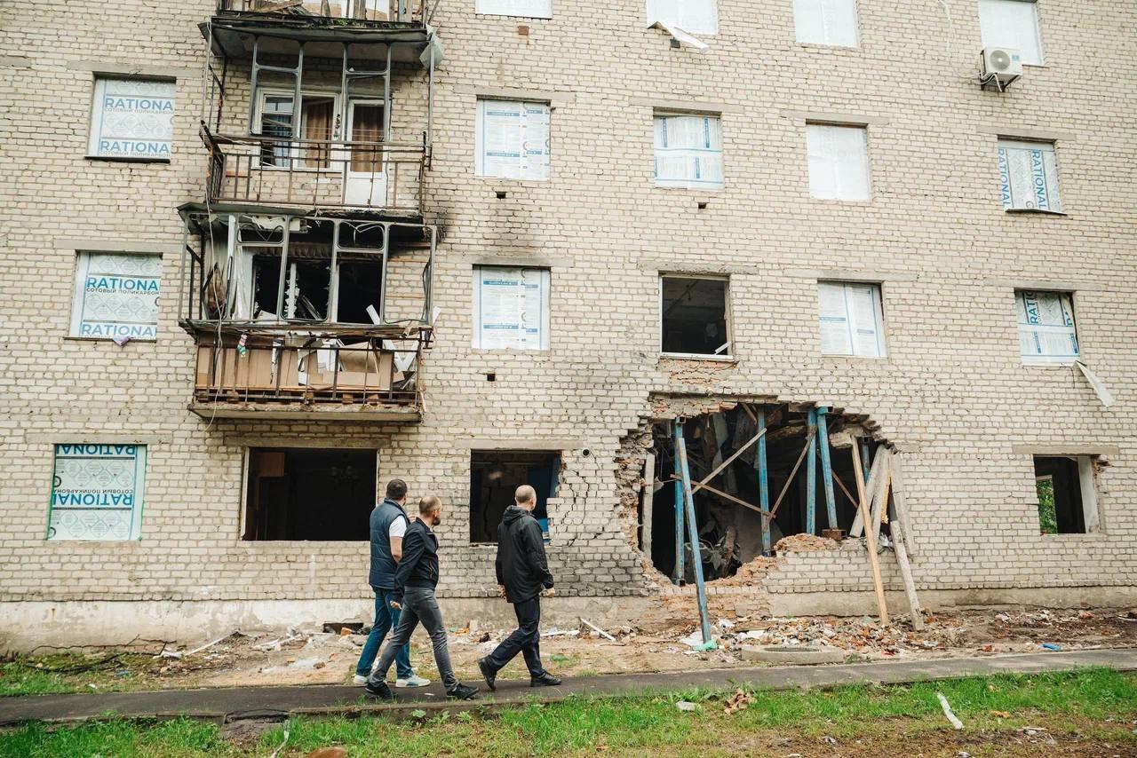 В Курске инженерные сети в пострадавших домах восстановлены более чем на 50% В областном центре завершается возведение перегородок, начался ремонт квартир и общих зон. Во Льгове продолжается восстановление дома по ул. Карла Либкнехта, 39, — поднято около 15% стен. В Рыльске по ул. Автозаводской завершено возведение стен, кровля восстановлена на 80%. На этой неделе начнётся утепление и ремонт фасада, - рассказал врио замгубернатора Владимир Базаров. Ещё два дома на ул. Розы Люксембург полностью закрыты по тепловому контуру. Проектные решения по восстановлению стен готовы — работы начнутся до конца недели. фото с личной страницы Базарова
