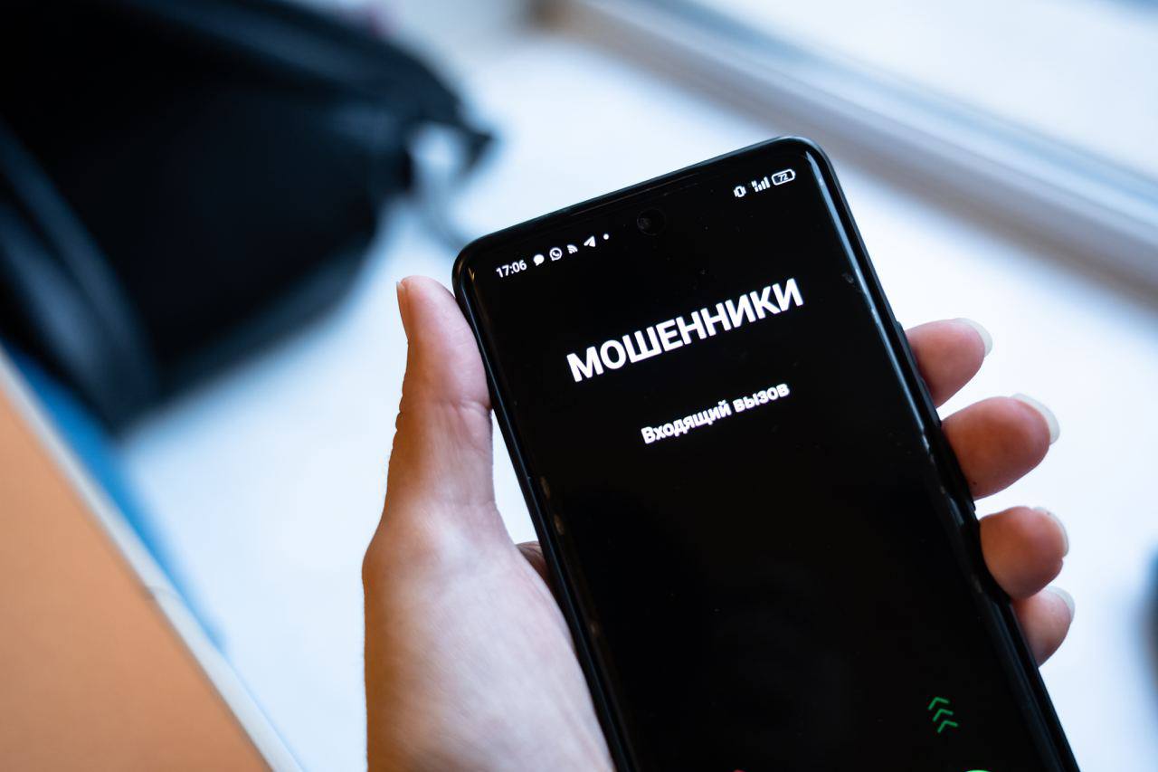 МВД мошенники ищут повод для контакта и стиль общения под возраст жертв В полиции поделились главными хитростями аферистов которые те активно используют во время обмана россиян При этом психологически верно играя на страхах и желаниях разных возрастов человека 9 17 лет Основные риски онлайн игры и соцсети Мошенники выдают себя за стримеров или администраторов проектов предлагают призы или прокачку и требуют данные карт родителей коды из СМС или доступ к телефону Людям в возрасте от 18 до 25 лет мошенники предлагают подработку в интернете Требуют активационный платёж оплату обучения или покупку товара для старта Жертвы соглашаются и рискуют быть втянутыми в криминальную схему Чаще всего таким образом аферисты не только получают от россиян все необходимые данные но и делают из них дропперов 26 40 лет На фоне интереса к заработку предлагают инвестиции с гарантией высокооплачиваемый фриланс и торговые платформы Часто применяются звонки от ЦБ или Росфинмониторинга сообщают о подозрительных операциях и убеждают перевести деньги на резервный счёт Много обманов связано с маркетплейсами и вредоносными ссылками под видом доставки или акций Людям более старшего возраста от 45 лет мошенники предлагают подработать в интернете с помощью фриланс площадок Конечно для регистрации нужно будет сказать код из СМС Сценарий о финансировании терроризма и блокировки счетов чаще всего используется для обмана пенсионеров 61 Основная угроза многоходовые схемы с имитацией взлома сервисов и последующим звонком из банка ЦБ ФСБ По прежнему актуальна схема родственник в беде Опасны и проверки от якобы сотрудников ЖЭКа или почты коды подписи доступ в квартиру Нередко пожилых людей вовлекают в роль курьеров Подписаться на truekpru Читать нас в MAX