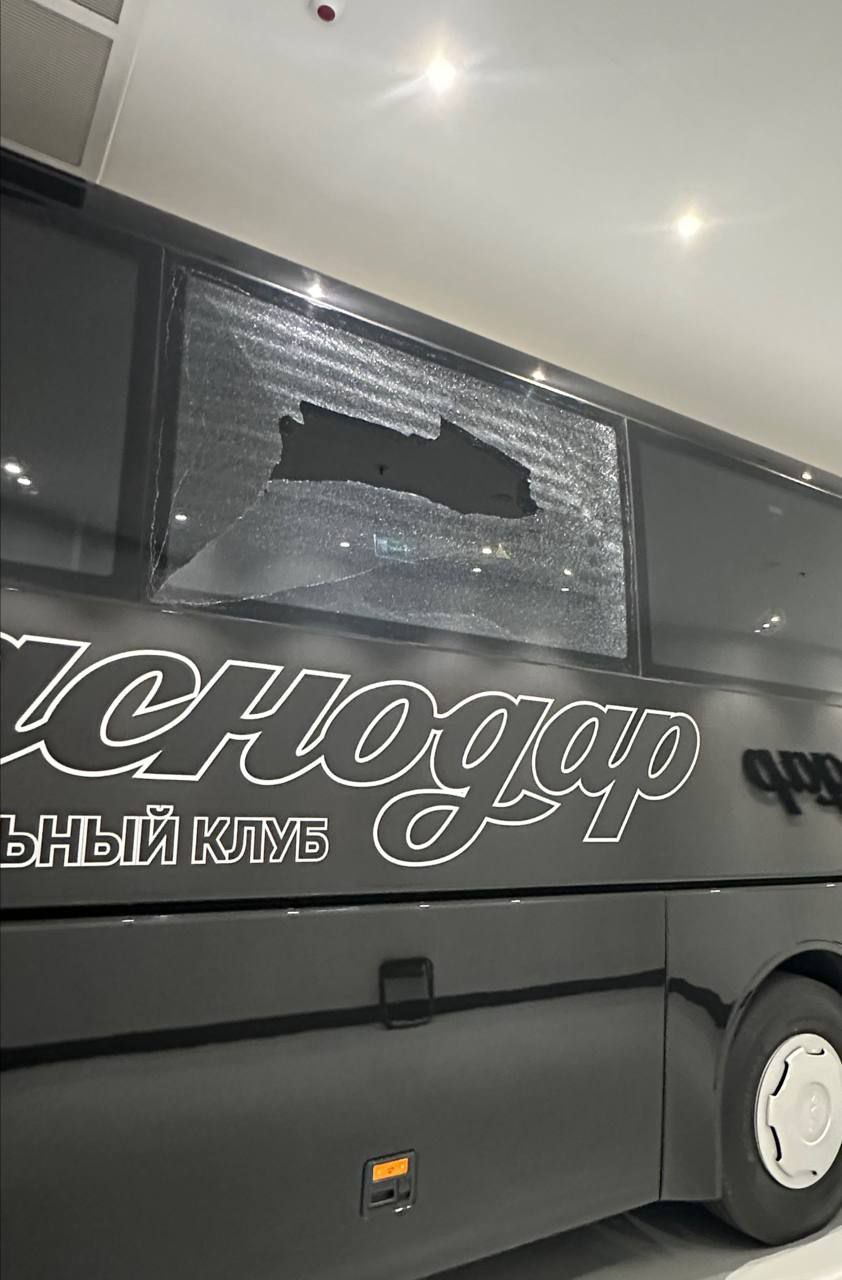 Спартаку разбили стекло автобуса перед матчем с Краснодаром Перед матчем с Краснодаром произошёл инцидент Неизвестным предметом было разбито стекло автобуса на котором наша команда добиралась до арены Никто из футболистов к счастью не пострадал Мы уведомили делегата о произошедшем заявила пресс служба клуба Подписывайтесь на Дай УдаритЬ в MAX
