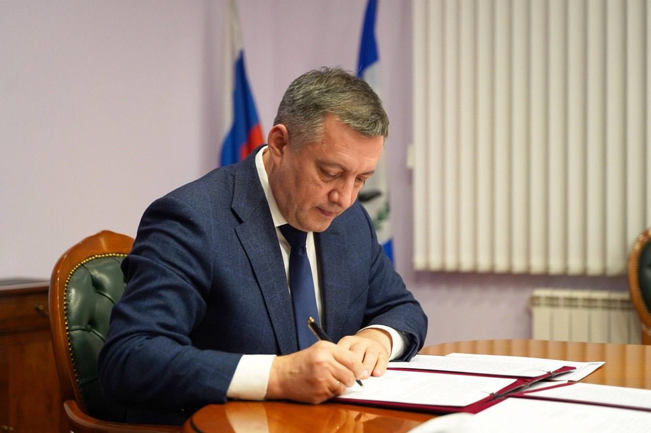 Центры новых возможностей для студентов появятся в Прибайкалье Их создадут в государственных профессиональных образовательных организациях и вузах региона в 2025 и 2026 годах. Распоряжение об этом подписал губернатор Игорь Кобзев. В центрах молодые люди получат дополнительные навыки и смогут раскрыть таланты и повысить компетенции. Проект призван укрепить связь между образованием и реальным сектором экономики. В создании центров поможет НКО «Россия – страна возможностей». – Это важный шаг в подготовке кадров для экономики региона. Студенты получат дополнительные возможности для самореализации и построения успешной карьеры, – отметил Игорь Кобзев.