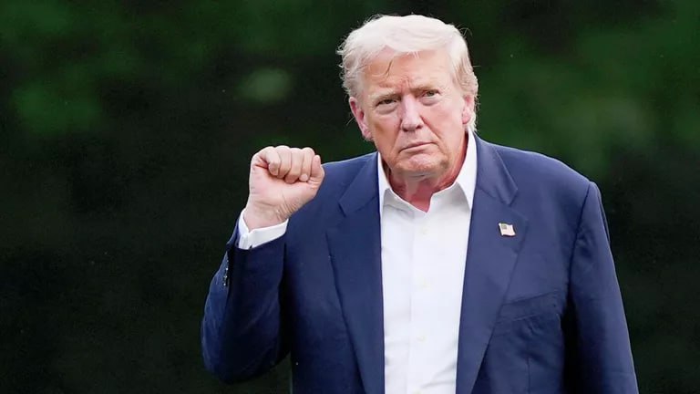 Дональд Трамп назвал данные о том, что разведданные о якобы вмешательстве России в президентские выборы 2016 года были сфабрикованы, крупнейшим скандалом в американской истории. Об этом он написал в Truth Social.  "Мошенничество с "Россия, Россия, Россия" теперь ПОЛНОСТЬЮ НЕОСПОРИМО! ВСЕ ФАКТЫ ПРЕДСТАВЛЕНЫ ЧЕРНЫМ ПО БЕЛОМУ. Это — самый крупный скандал в истории Америки", — говорится в публикации.  Трамп добавил, что виновные должны понести серьезное наказание.  В июле директор национальной разведки США Тулси Габбард обнародовала доказательства того, что администрация Барака Обамы сфабриковала обвинения о вмешательстве России в американские выборы 2016 года. Габбард добавила, что Штаты вскоре представят больше данных о сговоре по раздуванию темы о якобы вмешательстве России в выборы в 2016 году. Трамп 20 июля обвинил Обаму в мошенничестве на президентских выборах 2016 года.  Телеканал Fox News сообщал, что документы из опровергнутого досье о якобы "русском следе" нашли в тайной комнате в ФБР. Сообщалось, что там хранят документы с грифом "секретно" и выше, которые намереваются уничтожить. В части документов якобы содержалась информация разведсообщества США от зарубежных источников о том, что "ФБР сыграет роль в распространении информации" о сговоре президента США Дональда Трампа с Россией, отмечал телеканал.