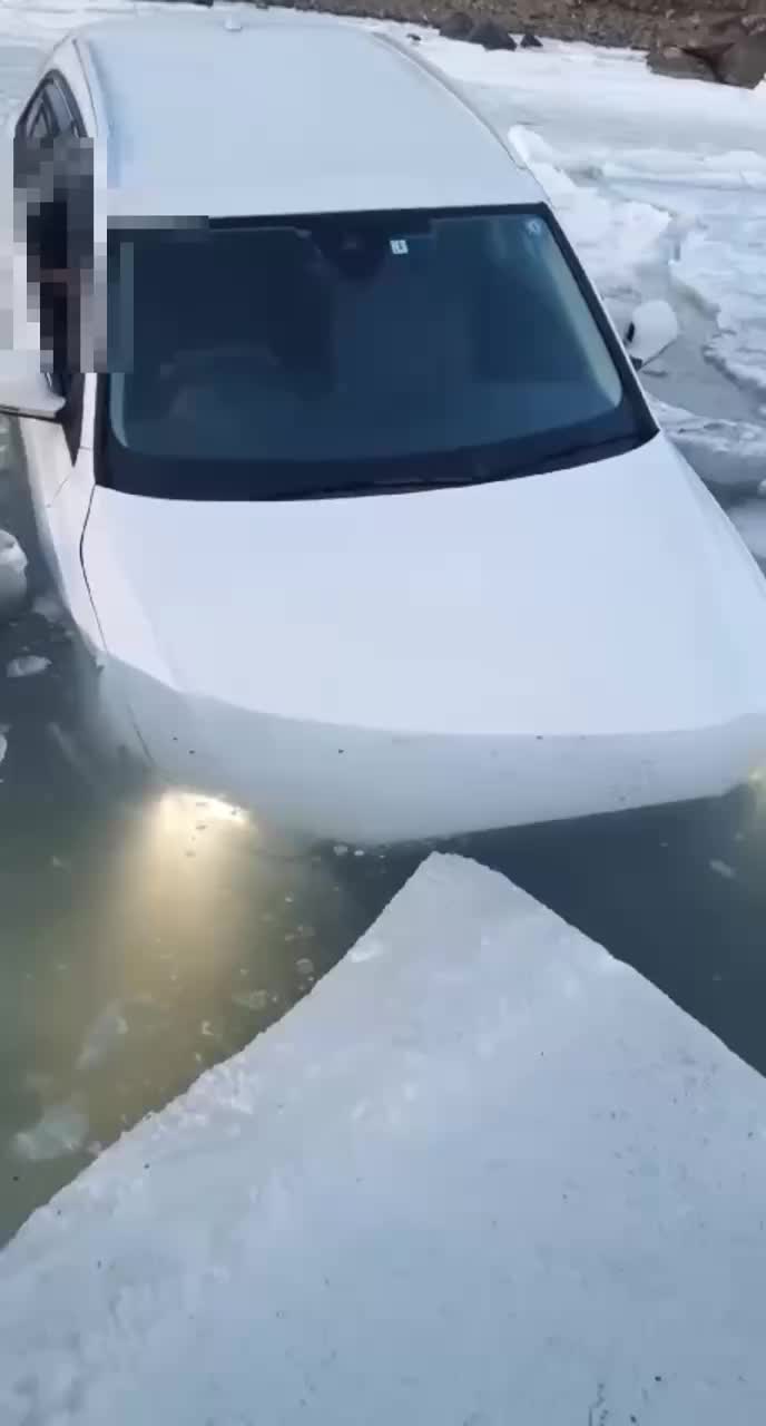 Водитель застрял в автомобиле, утонувшем под льдом в Тавричанке