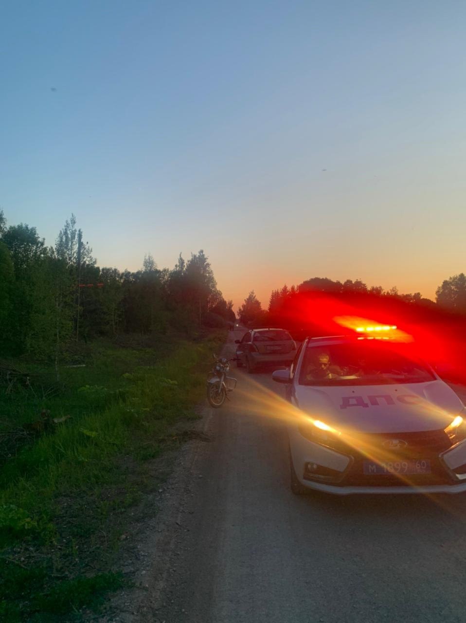 Подростка на мопеде остановили инспекторы ДПС в Палкинском районе Поздним вечером 3 июня подросток катался на мопеде "Альфа" по деревне Слопыгино, где его остановили сотрудники ДПС. Выяснилось, что 15-летний юноша не имеет прав. Теперь за такие покатушки будут отвечать его родители. В Госавтоинспекции отмечают, что дети, садясь за руль, подвергают свою жизнь опасности. СОСЕДИ60 ДАТЬ БУСТ Отправить нам новость