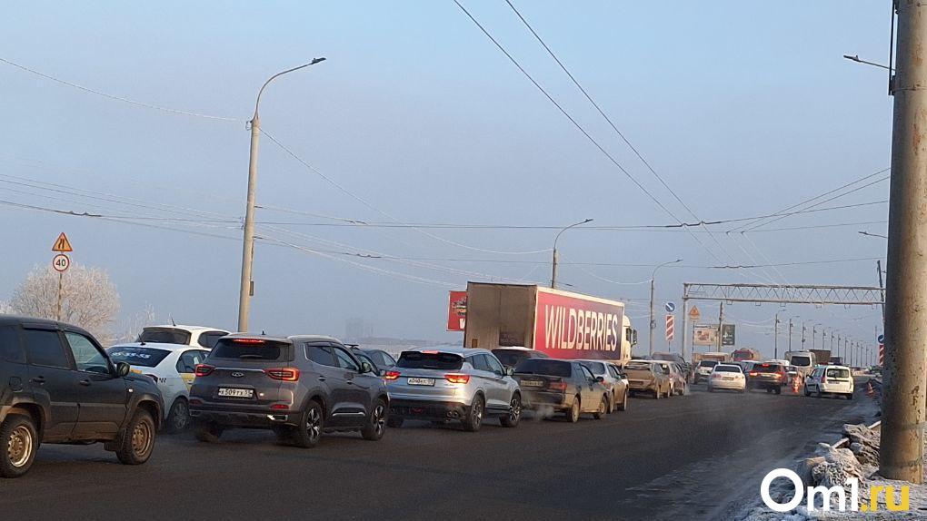 В Омске ограничили движение грузовиков по мосту у Телецентра, но есть нюанс   Ограничения введены только для очень больших машин.     Ранее сообщалось, что грузовым автомобилям будет запрещено движение по мосту у Телецентра на время капитального ремонта. Водителям грузовиков рекомендовали пользоваться альтернативными маршрутами через метромост и Ленинградский мост. Однако сегодня утром омичи заметили, что грузовой транспорт по мосту у Телецентра всё-таки едет.   Как пояснили порталу Om1.ru в пресс-службе Госавтоинспекции по Омской области, ограничения действуют только на автомобили с массой более 26 тонн. Это, например, гружёный КамАЗ с прицепом.   Вместе с тем, по информации мэрии, автобусы и габаритный транспорт при движении по мосту обязаны использовать только одну полосу в каждом направлении. По факту же на мосту доступно всего по одной полосе для движения в каждую сторону, по которой едет и легковой транспорт, и автобусы, и грузовики. Ранее мэр Омска Сергей Шелест извинился перед омичами за сложную дорожную обстановку, но объяснил, что город не может отказаться от капитального ремонта моста. Также глава города дал поручение выработать дополнительные варианты решения проблемы.