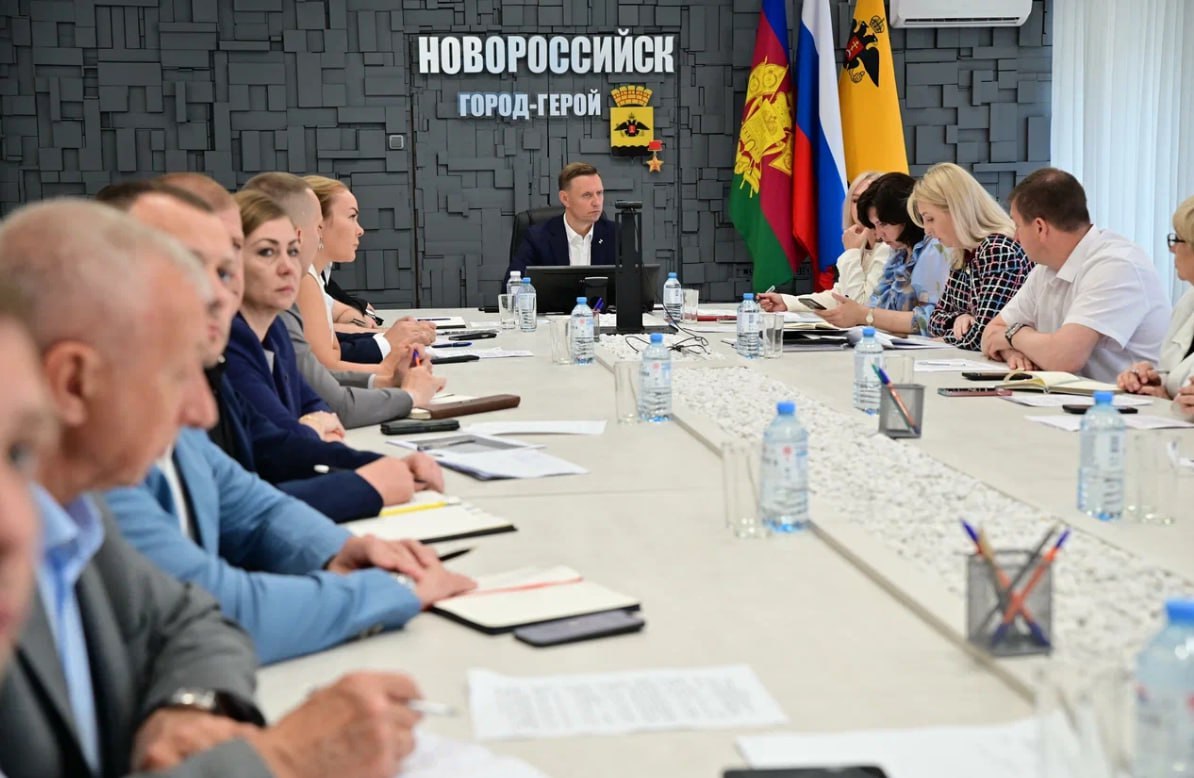 В администрации Новороссийска обсудили вопросы благоустройства городских территорий и совершенствования системы оповещения 03 июня глава Новороссийска Андрея Кравченко вместе с заместителями и руководителями профильных структурных подразделений провел очередное планерное совещание, в ходе которого обсуждались главные вопросы жизнедеятельности города-героя. - Для поддержания чистоты в нашем городе увеличиваем количество спецтехники. Совсем скоро в автопарк Центра благоустройства поступят автовышка, восемь грузопассажирских газелей и самосвал, - отметил Андрей Кравченко. Также в ближайшее время будут усилены меры безопасности, особое внимание уделяется модернизации системы оповещения города-героя – запланировано общее количество современных технических средств увеличить до 152 единиц: ведется установка еще 11 новых сиренно-речевых комплексов. Будет расширена и муниципальная система видеонаблюдения. На сегодняшний день к ней подключены порядка двух тысяч камер. В текущем году будут установлены еще 350 видеоустройств, а также серверное оборудование обработки данных и аналитики распознавания лиц «Купол». Еще одним вопросом повестки совещания стало обсуждение итогов и планов работы по выявлению и сносу объектов самовольного строительства. В настоящее время в отношении 38 объектов с признаками самовольного строительства возбуждено исполнительное производство. - За четыре месяца текущего года поступления в консолидированный бюджет края составили 20,3 млрд рублей, что выше более чем на 2 млрд рублей за аналогичный период прошлого года. Исполнение собственных доходов городского бюджета за этот период сложилось на уровне 3,2 млрд рублей, темп роста составил 110,9 %. Расходования бюджетных средств в первую очередь направлены на реализацию проектов социальной и инфраструктурной направленности, - уточнил Андрей Кравченко.