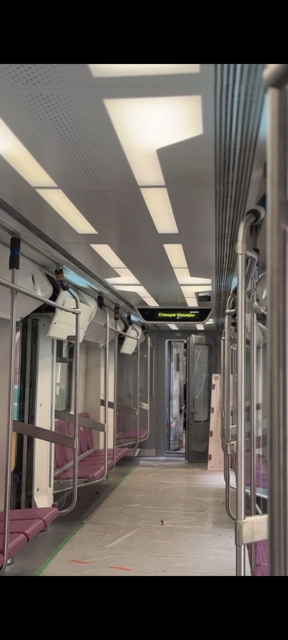 ОЭВРЗ завершил сборку первого поезда метро модели 81-726.2 «Балтиец-2» Октябрьский электровагоноремонтный завод ОЭВРЗ сообщил, что новый состав отправляется в электродепо «Автово». Там будет проведена проверка работоспособности всех систем и оборудования в условиях, имитирующих реальную эксплуатацию. Сборка первого поезда «Балтиец-2» на ОЭВРЗ началась в апреле. Ожидается, что он начнет курсировать на Фрунзенско-Приморской линии в конце года. Подвижной состав создается в рамках масштабного контракта на поставку 950 вагонов для Санкт-Петербурга. От первых «Балтийцев», которые поступают в метро города с 2022-го, он будет отличаться цветовой гаммой, а также должен иметь ряд обновлений в конструкции. Так, ранее анонсировалось изменение приводов и блоков управления в дверях, органах управления, соединительных элементах, замена колодочных тормозов и элементной базы комплектующих тяговых инверторов. Также предполагаются небольшие изменения в интерьере. Фото, видео: ОЭВРЗ,