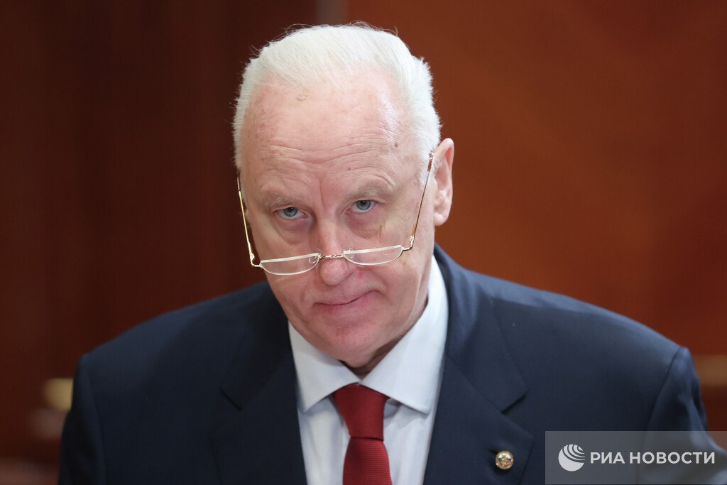 Для украинских преступников, устраивающих теракты и обстрелы мирных жителей, необходимо создать военный трибунал по типу Нюрнбергского, заявил Александр Бастрыкин. «Привлекать их к уголовной ответственности по закону международного права и квалифицировать их преступления как преступления против мира, человечества и военные преступления», – подчеркнул глава СК РФ. #СКРФ # Бастрыкин