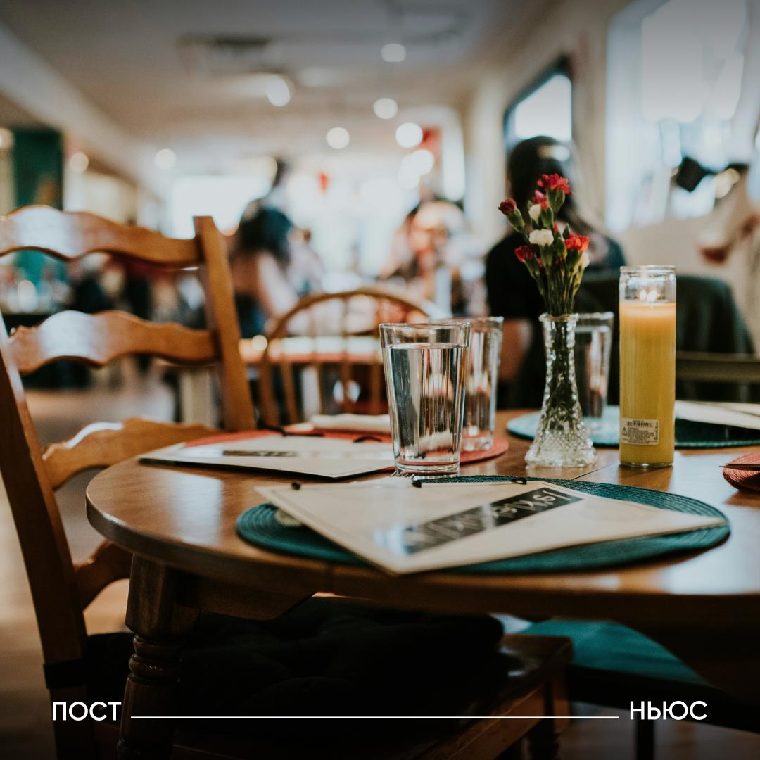 В Москве массово закрываются рестораны и бары В столице за первый месяц 2026 года перестало работать 45 заведений сообщает Baza Среди них Дорогая я перезвоню the toy mimi и Beerside По сравнению с прошлым годом число таких случаев удвоилось Эксперты прогнозируют что к концу года в Москве закроется как минимум 465 заведений включая маленькие кафе и крупные рестораны Масштаб кризиса сопоставим с пандемией когда локдауны привели к закрытию 455 точек общепита логично если другие кафе так же будут наглеть с ценами то тоже закроются грустно и страшно Подписывайтесь на PostNews в MAX