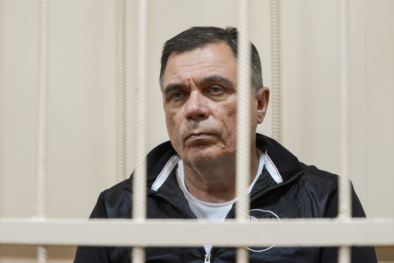 Суд арестовал имущество и счета семьи экс-депутата челябинской гордумы Иванова на миллиард рублей. В перечне три квартиры, жилой дом, 13 строений включая офисы в Челябинске и в Москве, несколько земельных участков. Также запрещено производить любые действия по отчуждению долей в бизнесе и выводить средства со счетов Олега Иванова и его жены Татьяны Завгородней. Процесс о банкротстве развивается параллельно с расследованием уголовного уголовного дела об уходе от налогов, подделке финансовых документов и умышленном банкротстве. Помимо Иванова, по нему проходит еще четыре человека, среди которых его жена. Ранее она также была депутатом – но не гордумы, как супруг, а областного заксобрания. В совместном бизнесе Завгородняя отвечала за финансовую сторону, включая уклонение от налогов и фальсификацию документов. Долг «Альфастроя» только перед ФНС составляет свыше 825 млн рублей. Суммарно претензии к супругам исчисляются миллиардными суммами. Главный политический канал Урала