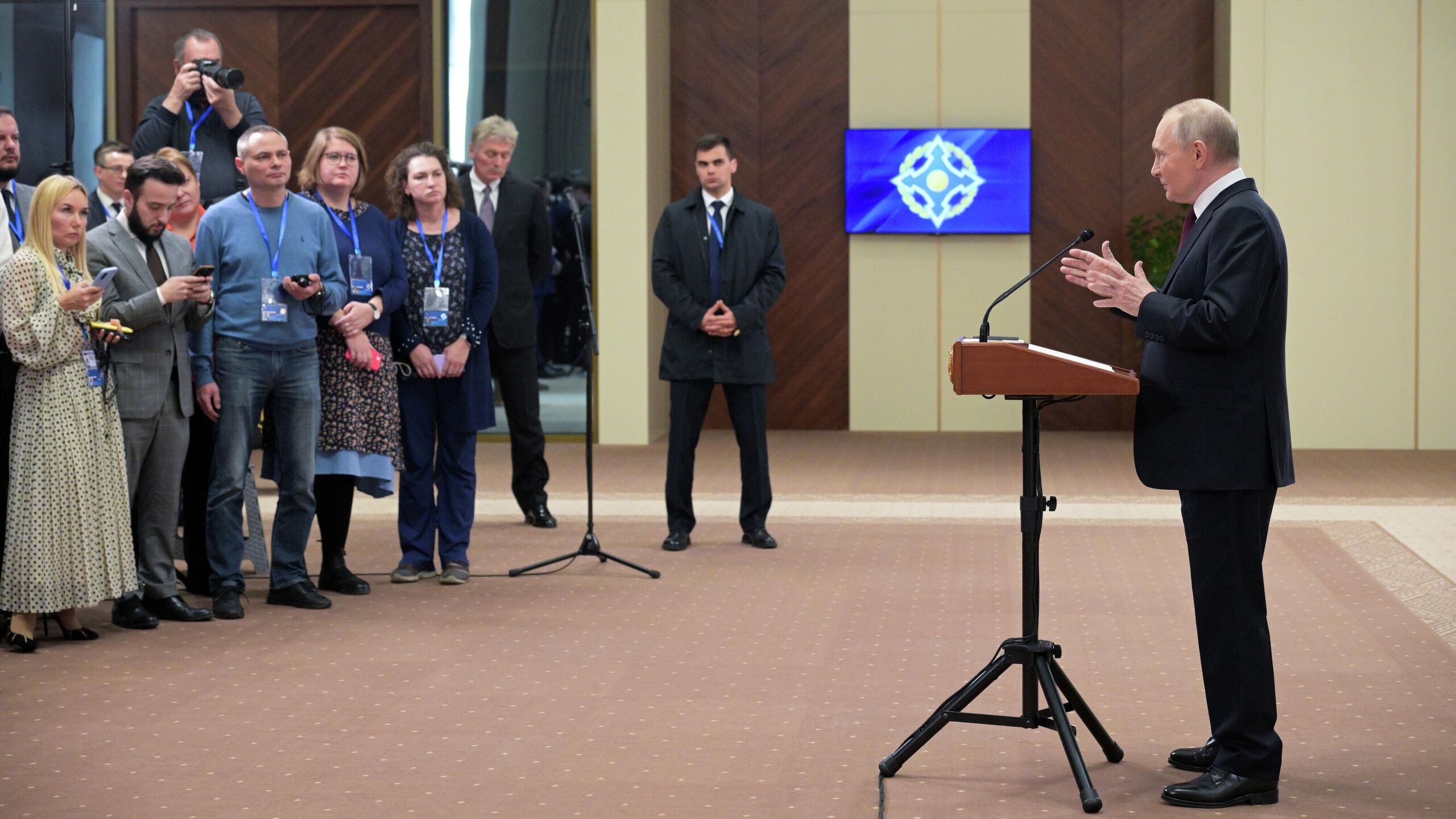 Российский бюджет недополучает десятки миллиардов рублей из за ввоза большегрузами товаров без документов через границу с Казахстаном заявил президент РФ Владимир Путин Он сообщил журналистам что существует проблема с большегрузами на российско казахстанской границе так как значительное число фур пересекает границу без документов Российская Федерация недополучает я не побоюсь этого слова миллиарды десятки миллиардов рублей в наш бюджет сказал глава государства