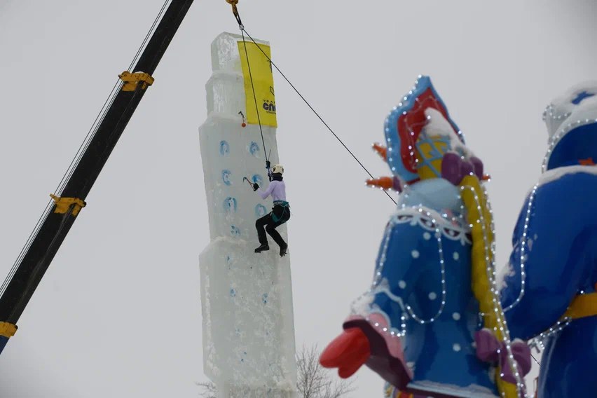 Они снова полезли Последний штурм ледового городка проходит в Екатеринбурге Ледовый штурм проходит в эти часы в Историческом сквере Екатеринбурга Воскресенье 18 января было последним днем работы ледового городка 2025 2026 Соревнование скалолазов под названием Ледовый штурм по традиции венчает дни работы городка Специально для этого возводят ледовую стену Пока одни штурмуют лед другие продолжают штурмовать ледовые горки Последний аккорд Ледовый городок в этом году напомним был посвящен юбилею Свердловского рок клуба Темами конкурса Ледового граффити организуемого Уральским следопытом в рамках фестиваля Ледовый штурм в этом году также стали 40 лет Свердловскому рок клубу и Наше счастливое детство uralweb ru