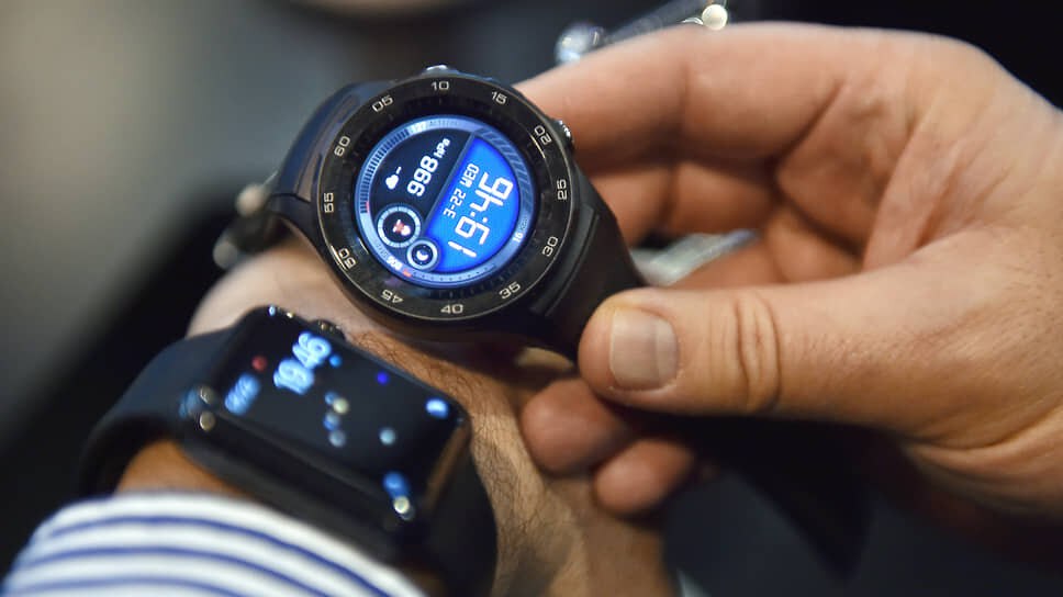 Huawei догнал Apple: битва за рынок умных часов в России. ⌚ Huawei сравнялась с Apple по выручке по 25% рынка , но уступает в количестве продаж no-name брендам 37% и Xiaomi 20% ; ⌚ Рынок носимых устройств сжался на 9% в штуках, но средний чек вырос на 6% ₽7,1 тыс. — потребители выбирают более дорогие модели; ⌚ К концу 2025 года Huawei обгонит Apple на 1-2% благодаря широкой линейке от ₽4 тыс. до ₽50 тыс. и агрессивному маркетингу. 69% контрафактных часов на маркетплейсах в 2023 году — но Huawei зарабатывает на легальных продажах, делая ставку на качество и рекламу данные дистрибуторов С отключением функций Apple в России и ростом цен на гаджеты Huawei к 2026 году может захватить 30% рынка. Apple держится на лояльности фанатов, Huawei — на доступности и рекламе.