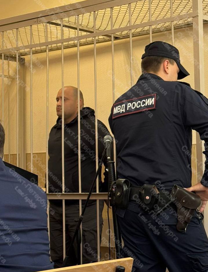 В Санкт-Петербурге суд отказался отправлять в СИЗО водителя полицейского автомобиля, попавшего в смертельную аварию с мотоциклом Следствие считает, что ДТП, в котором погиб байкер и один сотрудник МВД, спровоцировал именно Гусейн Джафаров. Якобы инспектор патрульно-постовой службы нарушил правила остановки или стоянки, в результате чего на перекрестке в Hyundai влетел мотоциклист. Обвинение ходатайствовало об аресте Джафарова. Однако, Красногвардейский райсуд постановил освободить фигуранта из-под стражи немедленно. Объединенная пресс-служба судов города Санкт-Петербурга