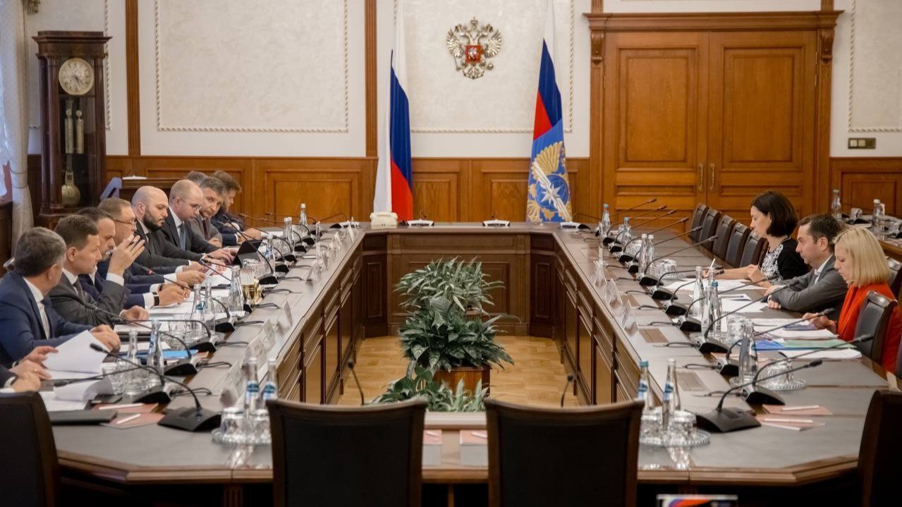 Ключевые направления развития транспортной системы Мурманской области назвал Андрей Чибис Решения по этим направлениям приняли глава региона и министр транспорта РФ. Их рабочая встреча состоялась в Москве. Фото: Андрей Чибис / ТГ Подпишись — Вести Мурман