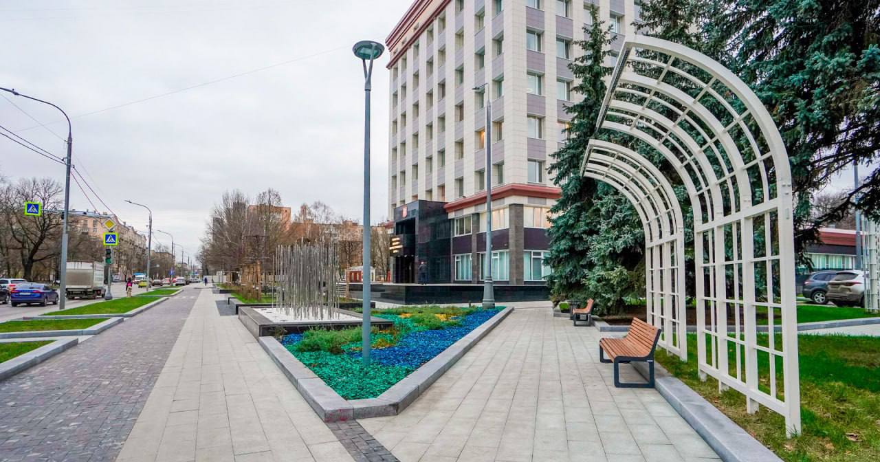 Десять проектов благоустройства реализуют на севере Москвы в 2025 году. Как рассказал Сергей Собянин, в Савеловском районе работы пройдут в парке «Автомобилист», в районе Аэропорт благоустроят территорию Головановского парка. Пройдут работы и в Народном парке в Ховрино, и на Фестивальной улице. В Беговом районе реализуют сразу два проекта, благоустроенные пространства появятся в Молжаниновском, Головинском, Бескудниковском районах. Кроме того, благоустроят территорию возле храма Живоначальной Троицы на Ленинградском проспекте. «Москва»