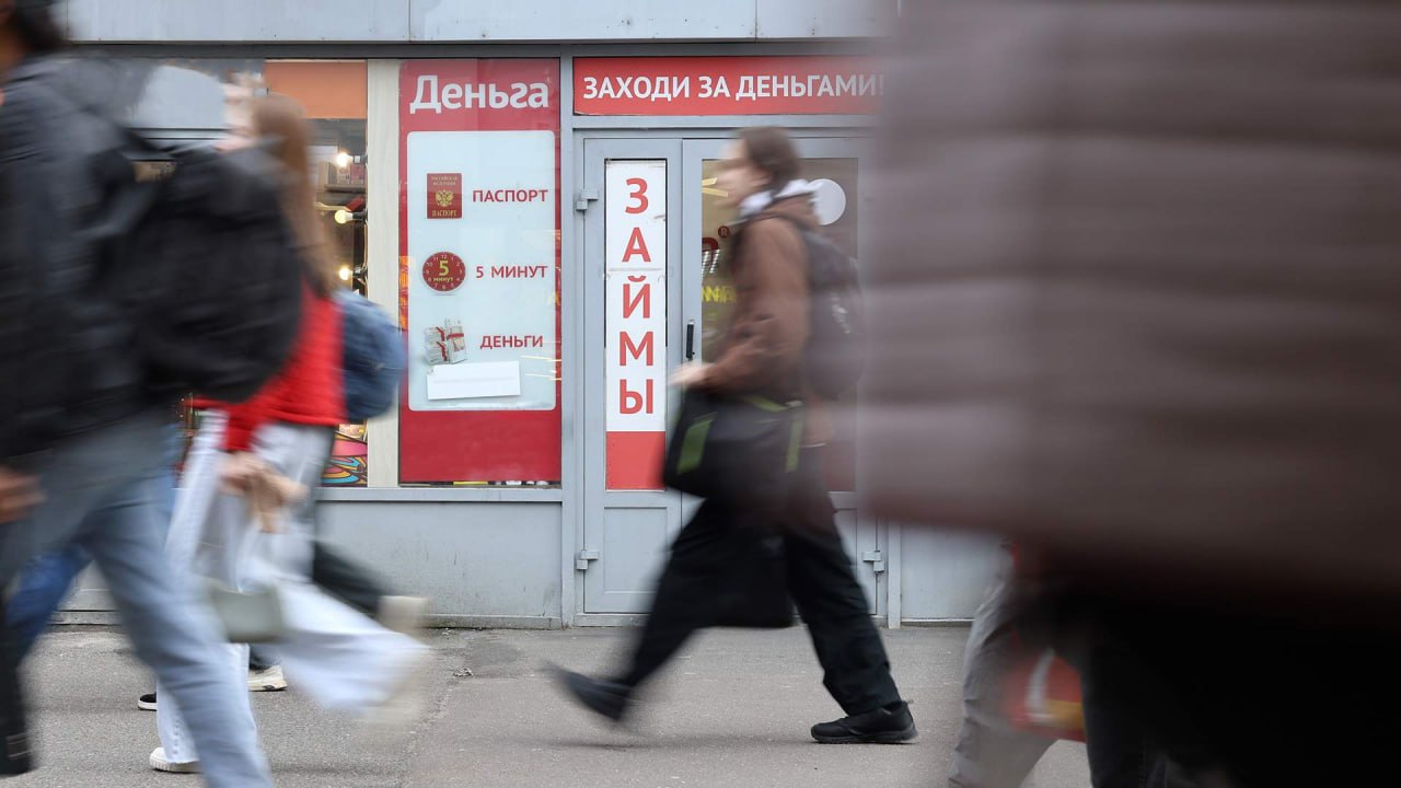 Биометрия или тень почему новый порядок идентификации в МФО вызывает споры С 1 марта 2026 года для получения онлайн займа станет обязательной биометрическая идентификация Биометрию сдали лишь около 9 млн россиян что создает риск для 20 30 клиентов МФО потерять доступ к займам Эксперты прогнозируют уход до 2 2 млн человек в нелегальный сектор с ростовщическими процентами и отсутствием правовой защиты По оценкам аналитиков под угрозой оказаться отрезанными от рынка находится около 10 15 всей базы клиентов МФО которая составляет 14 8 млн человек Центробанк признает что нововведение сложное изменение с серьезными социальными последствиями и предлагает использовать в качестве альтернативы банковский ID который есть у более 100 млн россиян Однако без переходного периода и массовой просветительской кампании благие намерения по борьбе с мошенничеством могут обернуться долговой ловушкой для миллионов ProБанки