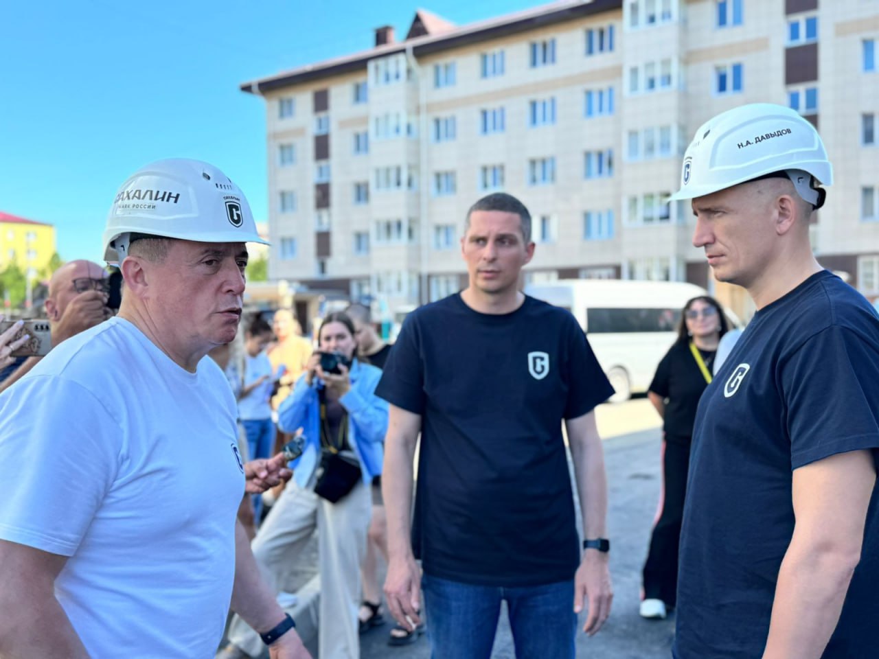 Министр строительства Николай Давыдов совместно с губернатором Валерием Лимаренко в рамках рабочей поездки посетили Поронайский район. В ходе визита они посетили строительную площадку многоквартирного жилого дома в Поронайске на улице 40 лет ВЛКСМ. Дом находится в высокой степени готовности, и уже в августе 2025 года 45 семей, которые ранее проживали в аварийном жилье, получат ключи от своих новых, уютных квартир. Это важный шаг в рамках национального проекта «Инфраструктура для жизни», который направлен на улучшение жилищных условий граждан.