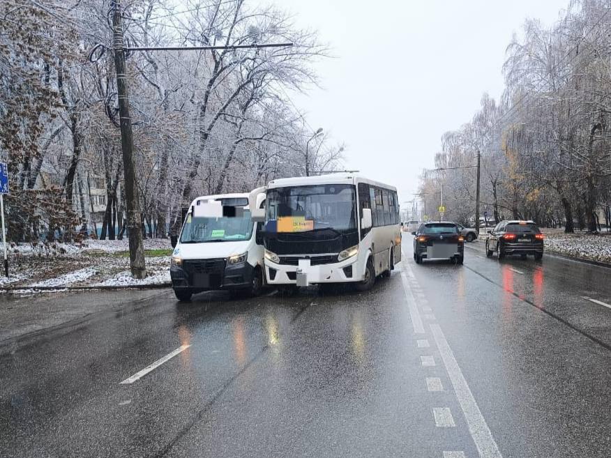 Автобус, маршрутка и легковушка столкнулись на юге Ставрополя  Авария произошла сегодня утром на улице 50 лет ВЛКСМ. Никто не пострадал, сообщили в краевой Госавтоинспекции.  В курсе   Новости Ставрополья   предложить новость