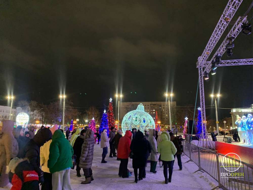 Почти половина оренбуржцев заявляет об отсутствии новогоднего настроения Про Общество Так 40 жителей Оренбурга открыто признались что не ощущают новогоднего настроения Такие данные приводит сервис по поиску работы SuperJob по итогам опроса Согласно результатам исследования новогоднее настроение есть у 37 оренбуржцев еще 14 признались что имитируют праздничный настрой ради близких Женщины чаще мужчин чувствуют новогоднее настроение 40 против 33 Мужчины в свою очередь чаще признаются что создают праздничную атмосферу для окружающих несмотря на внутреннее отсутствие настроения Наиболее оптимистично к празднику настроена молодежь до 35 лет новогоднее настроение есть у 44 респондентов этой возрастной группы Среди оренбуржцев старше 35 лет праздничное настроение ощущают лишь 31 при этом они значительно чаще говорят о его полном отсутствии Также опрос показал что жители города с доходом от 150 тысяч рублей в месяц чаще сообщают о наличии новогоднего настроения или о готовности поддерживать его ради семьи чем респонденты с более низким уровнем заработка Сайт Telegram VK Max 16 oren4oren