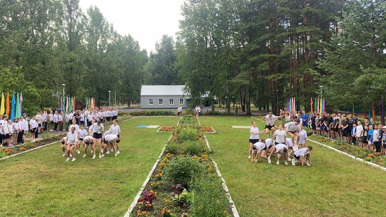 В оздоровительных лагерях «Смена» и «Сказка» стартовала третья смена. Тематика нового периода посвящена природе родного края, ее красоте и богатству. На торжественных линейках в лагерях был поднят флаг Российской Федерации, под которым дети в течение 21 дня проведут насыщенные спортом и творчеством дни. На линейке всем лагерем сменовцы исполнили песню «Мы», а также показали хореографические и спортивные номера. Присутствующие аплодировали Образцовому ансамблю танца Дворца «Своя КОМпания» руководитель Ольга Кочеткова , объединениям «Стрельба из лука» руководитель Маргарита Наумкина , «Спортивное метание ножа» руководитель Ольга Барыкова , дзюдоистам СДЮШОР «Комета» и волейболисткам СДЮШОР «Единство» . В лагере «Сказка» 5 общеобразовательных отрядов получили «путевки» в третью смену, в течение которой пройдут мероприятия, направленные на сплочение детей, формирование таких качеств, как дружелюбие, уважение, взаимоподдержка, любовь к родному краю.