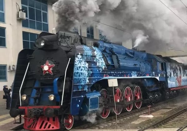 В Новогодние праздники между Ростовом и Таганрогом запустят ретро-поезд.  Праздничные рейсы запланированы на 28 и 29 декабря 2024 года, а также на 3,4 и 5 января 2025 года.