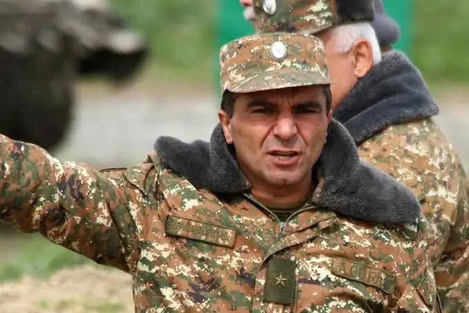 Бывшему командующему Армией обороны Микаэлу Арзуманяну изменили меру пресечения Бывшему командующему Армией обороны генерал лейтенанту Микаэлу Арзуманяну более трех лет находящемуся в тюрьме изменили меру пресечения Решением Антикоррупционного суда он отпущен под домашний арест сообщил в фейсбуке его адвокат Ерем Саркисян Напомним Арзуманяна обвиняют в служебной халатности во время 44 дневной войны 2020 года rusyerevantoday