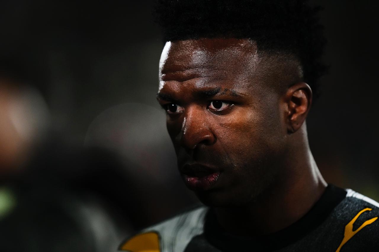 По расписанию истерика Винисиуса Он отказался от 20 млн евро в год и хочет уйти из Реала Главная причина разногласия с Хаби Алонсо Испанская Marca пишет что бразилец не считает тренера достойным топ клуба Но всё можно решить за деньги The Athletic поделился инсайдом игрок хочет зарабатывать 30 МЛН ЕВРО Столько же было у Роналду Перес всё еще хочет удержать футболиста если получится снизить сумму Готов даже попрощаться с Алонсо если он в ближайшее время не улучшит результаты Вини можно всё Вряд ли кто то будет это терпеть в другом клубе Match TV Jose Breton Getty Images