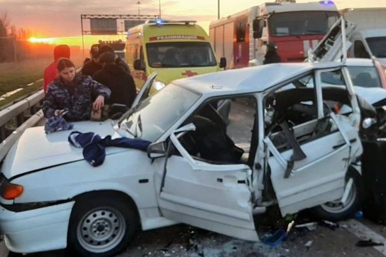 Росгвардейцы спасли семью из разбитого автомобиля на КАД Вечером в среду, 30 апреля, на 82-м километре КАД в Санкт-Петербурге произошла серьезная авария с участием трех автомобилей. Сотрудники Росгвардии пришли на помощь пострадавшим. Каршеринг «Киа» выполнял перестроение в соседнюю полосу и столкнулся с ВАЗ-2114. От удара отечественная легковушка врезалась в кроссовер «Хонда». Автомобиль ВАЗ получил серьезные повреждения. Его отбросило на обочину. Сотрудники Росгвардии вызвали спасателей и направились на место аварии. Они выяснили, что в салоне ВАЗа оказались заблокированы трое. Помощь потребовалась 22-летнему водителю, 26-летней женщине и маленькому ребенку. Росгвардейцы выбили дверь и разбили стекла автомобиля и деблокировали семью. Они также наложили повязки пострадавшим, чтобы остановить кровотечение. 47channel.ru - о жизни Ленинградской области и не только