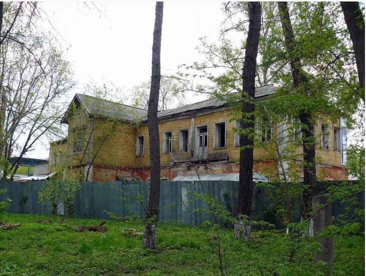 06 08 2025 г Главным управлением культурного наследия Московской области выдано разрешение на проведение научно исследовательских и изыскательских работ на объекте культурного наследия федерального значения Усадьба Соловьева кон XIX в расположенного по адресу Московская область Пушкинский район совхоз Лесные Поляны Научно исследовательские и изыскательские работы станут первым этапом проведения комплекса ремонтно реставрационных работ в целях сохранения данного объекта культурного наследия Усадьба Соловьева памятник градостроительства и архитектуры созданный в конце XIX века До 1917 года усадьбой владел купец и текстильный промышленник А В Фомичёв а затем его зять доктор Н В Соловьёв Летом 1918 года в главном усадебном доме летом отдыхал В И Ленин с супругой Н К Крупской и сестрой Марией Ульяновой впоследствии здесь был мемориальный музей квартира В И Ленина новости реставрации ОКН Мособлнаследие в Телеграм Мособлнаследие в ВК