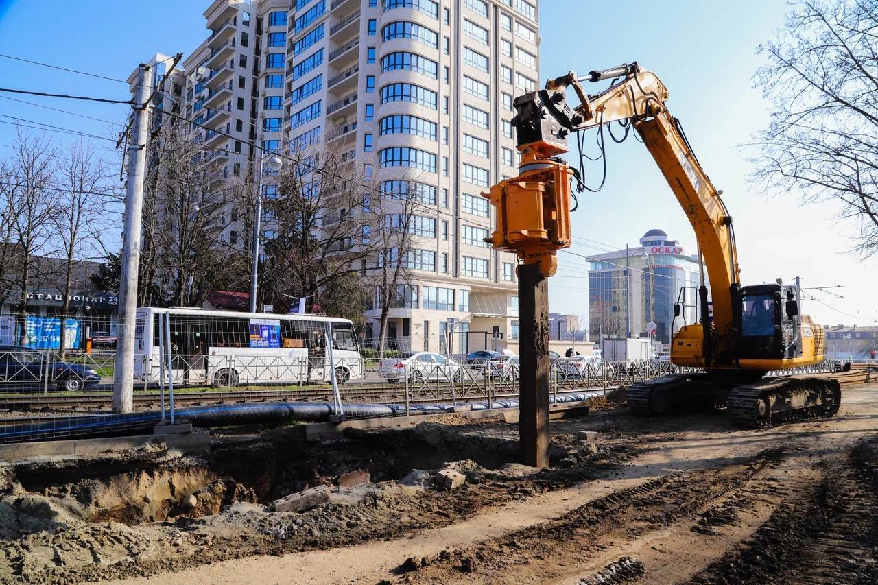 В Краснодаре в рамках первого этапа работ позамене участка коллектора по улице Московской уложили более 230 метров труб  Задействовано более 20 специалистов и 11 единиц техники, всего предстоит заменить 800 метров коллектора.    — Вместе с «Краснодар Водоканалом» по поручению главы города мы проанализировали ситуацию с работой коллектора на улице Московской и было приято решение о замене участка канализационной сети. Работа разбита на этапы, и, несмотря на трудности, ресурсоснабжающая организация укладывается в обозначенные сроки. Мы, со своей стороны, оказываем все необходимое содействие, работы идут под контролем департамента городского хозяйства и ТЭК, — отметил первый заместитель директора департамента городского хозяйства и ТЭК Олег Шишковский.  Читайте нас:    Телеграм     ВК     Дзен