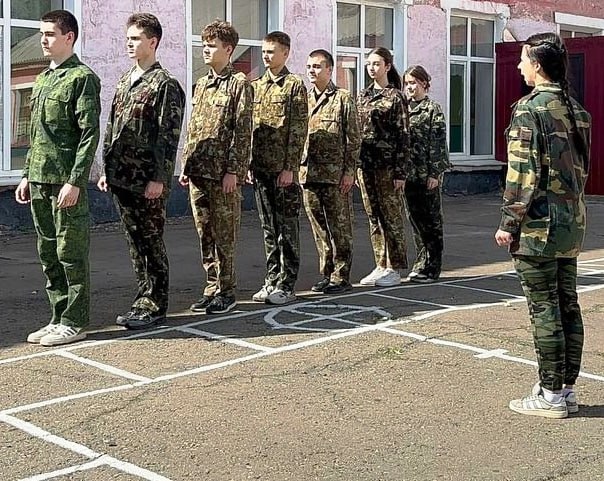 С началом нового учебного года в стенах Межшкольного центра военно-патриотического воспитания и профессиональной ориентации учащихся закипела жизнь. Ежедневно обучающиеся школ посещают занятия по теоретической, тактической, строевой, физической и огневой подготовке. Строевая подготовка направлена на обучение состава, выработку правильного выполнения команд и приемов.  Обучающиеся  демонстрируют высокий уровень знания строевых команд и их выполнения, ребята двигаются чётко и слаженно. Физическая подготовка занимает важное место в процессе обучения детей, так как именно в ходе уроков физической подготовки формируется, в первую очередь, сила, быстрота, выносливость и ловкость, в последующем – теоретические знания и организаторско-методические умения и навыки.  Кроме того, ребята на занятиях общей физической подготовкой укрепляют мышцы и значительно улучшают физические возможности под руководством Низовцева Алексея Николаевича, директора межшкольного центра.