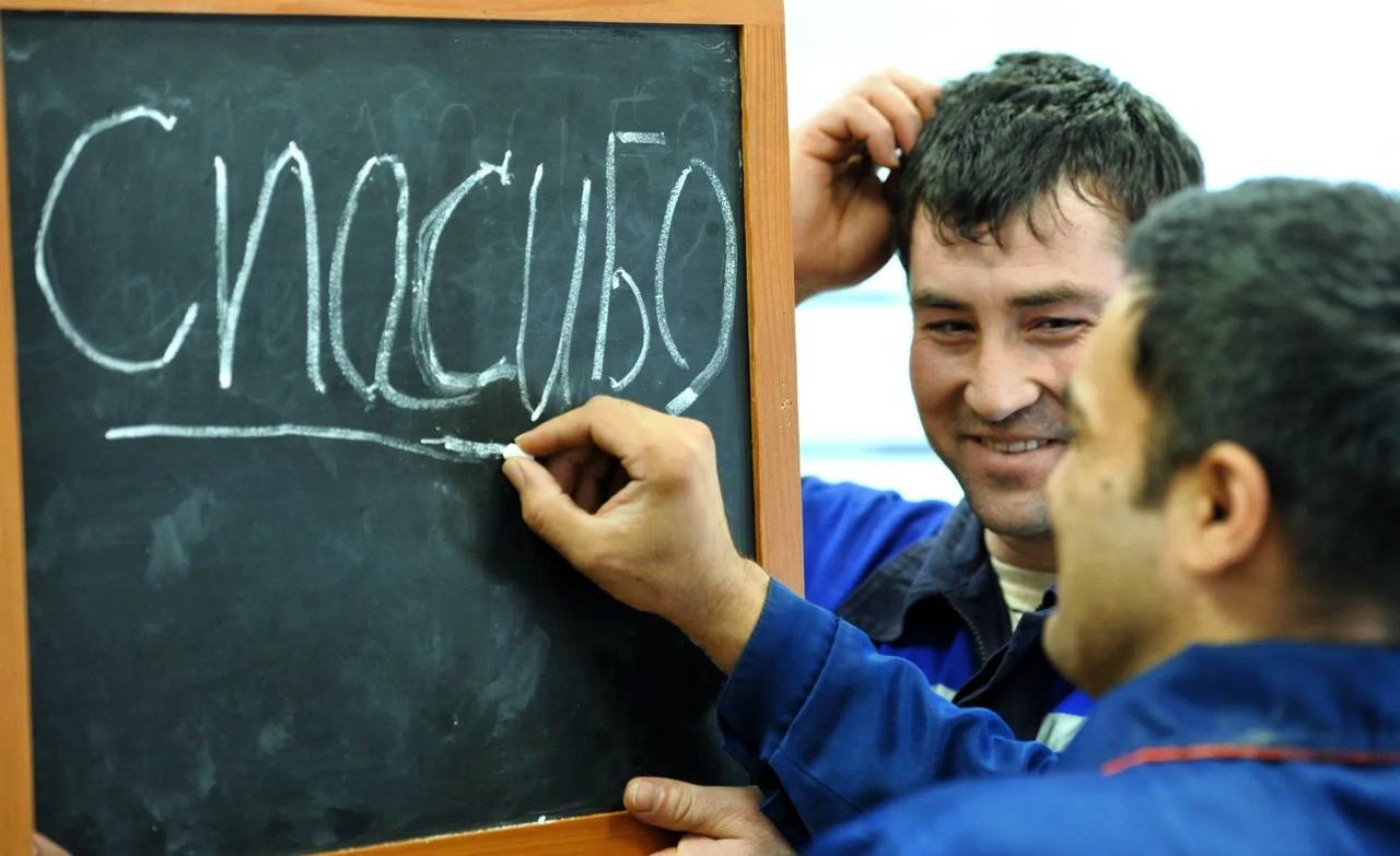 Проект об ужесточении правил приема иностранцев в колледжи внесли в Госдуму Депутаты Госдумы от фракции ЛДПР во главе с лидером партии Леонидом Слуцким и сенатор Елена Афанасьева внесли в Думу законопроект об обязанности иностранных абитуриентов колледжей и техникумов предоставлять документы подтверждающие законность их нахождения в России и проходить тестирование на знание русского языка при поступлении документ доступен в думской электронной базе Проектом федерального закона О внесении изменений в ФЗ Об образовании в РФ предлагается установить что при приеме на обучение по программам среднего профессионального образования СПО по очной форме обучения иностранные граждане представляют документы подтверждающие законность их нахождения на территории РФ а прием иностранных граждан на обучение по программам СПО реализуемым на базе основного общего образования осуществляется при условии успешного прохождения ими тестирования на знание русского языка достаточное для освоения указанной образовательной программы сказано в пояснительной записке