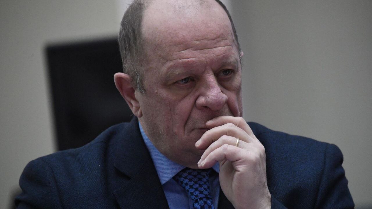 Италия потеряет 140 млн из за запрета Евросоюза на поставки унитазов и биде в Россию Убытки от 19 го пакета санкций для бизнеса Италии составят примерно 250 млн а непосредственно от запрета поставлять в Россию унитазы и другую сантехнику около 140 млн Об этом рассказал президент Ассоциации итальянских предпринимателей в России GIM Unimpresa Витторио Торрембини Кто продает сантехнику для такого высокого сегмента рынка Италия Кто продает цветы деревья и так далее Италия Кто продает игрушки для детей Помимо Китая это Италия А кто организует туризм в России Италия Вот все эти четыре сегмента попали в пакет санкций А убытки непосредственно от запрета на продажу сантехники и унитазов это 7 нашего экспорта керамической плитки то есть вот этой отрасли Приблизительно это 140 миллионов 140 миллионов евро которые мы потеряем Но ведь это еще и рабочие места и так далее Хотя это смешно для русских это смешной запрет про унитазы но для нас это не смешно сказал глава GIM Витторио Торрембини Caucasian bureau