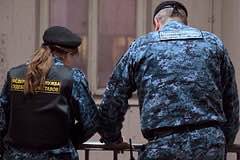 У военного чиновника из Краснодарского края нашли имущество на 170 миллионов рублей Суд арестовал имущество бывшего заместителя начальника новороссийского филиала ФГУП Главное управление специального строительства Дмитрия Таксиди на общую сумму свыше 170 миллионов рублей Об этом сообщили в Военном следственном управлении Следственного комитета России Арест наложен в целях обеспечения приговора в части штрафа гражданского иска и имущественных взысканий По версии следствия на военного чиновника была возложена обязанность по контролю за выполнением договора субподряда заключенного в 2021 году между Минобороны и организацией где он работал на завершение строительно монтажных работ в Новороссийске Таксиди получил от представителя субподрядчика взятку за покровительство в результате чего военное ведомство понесло ущерб в размере 170 миллионов рублей Обвиняемый арестован Ему предъявили обвинение Подпишись на наш канал в Telegram MAX