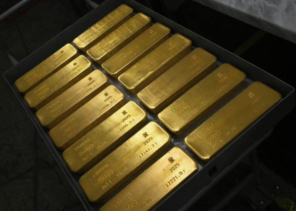 Спрос на золото в мире в третьем квартале подскочил до исторического максимума составив 1 3 тыс тонн следует из данных отчета Всемирного золотого совета При этом наибольший скачок был у ювелиров которые нарастили покупки за квартал на 63 5 тонны до 419 2 тонны Стоимость же покупок золота выросла на 44 в годовом исчислении до рекордных 146 млрд Это произошло на фоне роста цен на драгметалл средняя стоимость за квартал составила 3456 54 за унцию что на 40 больше показателя за аналогичный период 2024 го Подписаться на РИА Новости экономика Все наши каналы