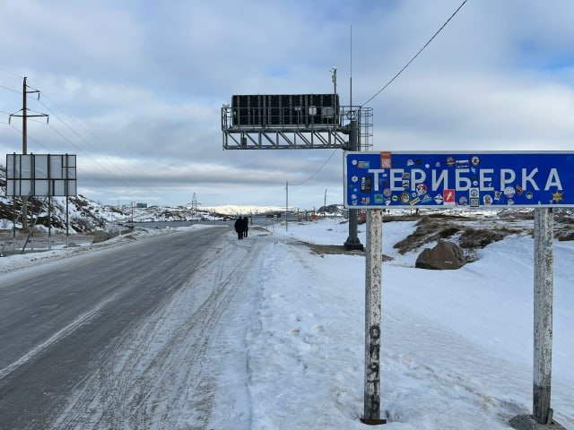Между аэропортом Мурманска и Териберкой запущен новый автобусный маршрут Как сообщают в правительстве Заполярья автобус 241Э с сегодняшнего дня будет курсировать по маршруту Мурманск ж д вокзал Аэропорт Териберка позволяя гостям популярного среди туристов поселка отправляться туда напрямую Время в пути в зависимости от дорожных условий составит 4 5 часов При необходимости автобус будет сопровождаться дорожной техникой Инициатором запуска нового маршрута выступил губернатор Мурманской области Андрей Чибис Время на промежуточных остановочных пунктах будет скорректировано по результатам эксплуатации маршрута с учетом дорожной обстановки Также расписание движения автобуса по данному маршруту может меняться с учетом потребностей и пожеланий большинства граждан подчеркнули в ведомстве Как пишет РБК обеспечение транспортной доступности Териберки в зимний период является одной из самых острых проблем туристической отрасли Мурманской области Надеемся что новый маршрут будет способствовать ее успешному разрешению сделав путешествия в это прекрасное место комфортнее и доступнее