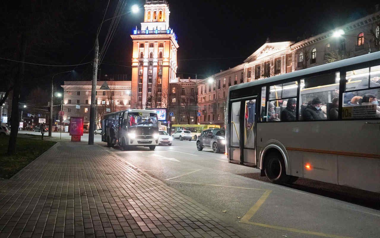 В Воронеже задумались о введении ночного тарифа для общественного транспорта В интервью газете «Берег» и порталу «Горком36» мэр Воронежа Сергей Петрин ответил на вопрос о том, в состоянии ли администрация города изменить положение дел с пассажирским транспортом. - Мы анализируем все обращения горожан, видим, естественно, что есть очень много вопросов и проблем, связанных с общественным транспортом, - рассказал глава города. - Проблема, к сожалению, давнишняя, и проблема довольно-таки приличного количества городов, в том числе городов-миллионников. Но вот в тех условиях экономических, которые сейчас есть, к сожалению, варианты с оплатой транспортной работы в каком бы то ни было виде не получается у нас реализовать. А без этого кардинально изменить подход не получится.