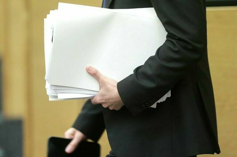 Право на льготы для ветеранов трудовой деятельности Новая инициатива от ЛДПР предлагает ввести в России категорию ветеран трудовой деятельности К ней будут относить мужчин со стажем от 40 лет и женщин от 35 лет Депутаты предлагают компенсацию 50 расходов на ЖКУ бесплатные протезы преимущество в кооперативах и внеочередной прием в соцслужбах Правительство отметило необходимость доработки законопроекта включая источники финансирования из федерального бюджета   Люди с большим трудовым стажем внесли огромный вклад в развитие страны заявил Леонид Слуцкий