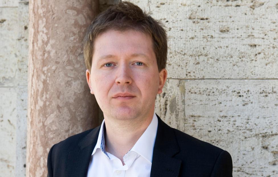 Против главного редактора Agentura ru Андрея Солдатова возбудили дело об уклонении от иноагентских обязанностей и участии в нежелательной организации Как сообщает столичная прокуратура в течение года Андрея Солдатова дважды привлекали по протоколам о нарушении порядка деятельности иноагента и участии в деятельности нежелательной организации Однако с февраля 2025 года по настоящее время находясь за пределами Российской Федерации Солдатов продолжил распространять материалы без указания на то что они созданы физическим лицом выполняющим функции иностранного агента а также принял участие в деятельности нежелательной организации заявили в надзорном ведомстве Фото Alberto Cristofari