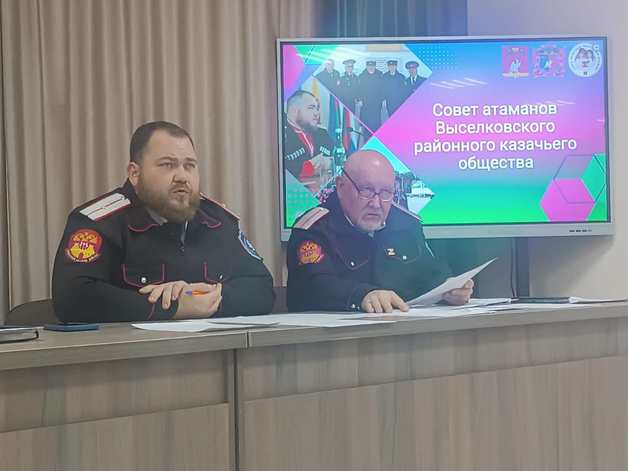 Новые планы В штабе Выселковского районного казачьего общества провели совет атаманов. На мероприятии подвели итоги работы за первое полугодие и наметили планы на будущее. В ходе совета атаманов обсудили вопросы, касающиеся пополнения казаками мобилизационного людского резерва и взаимодействия казачества со средствами массовой информации, а также перспективы развития Выселковского РКО. Особое внимание уделили охране общественного порядка в период проведения выпускных вечеров в учебных заведениях района. Казаки готовы оказать всестороннюю помощь сотрудникам полиции в обеспечении безопасности на торжествах. Решения, принятые на совете атаманов, направлены на дальнейшее развитие казачества в Выселковском районе и укрепление его роли в жизни общества. Впереди казаков ждут новые задачи и достижения!