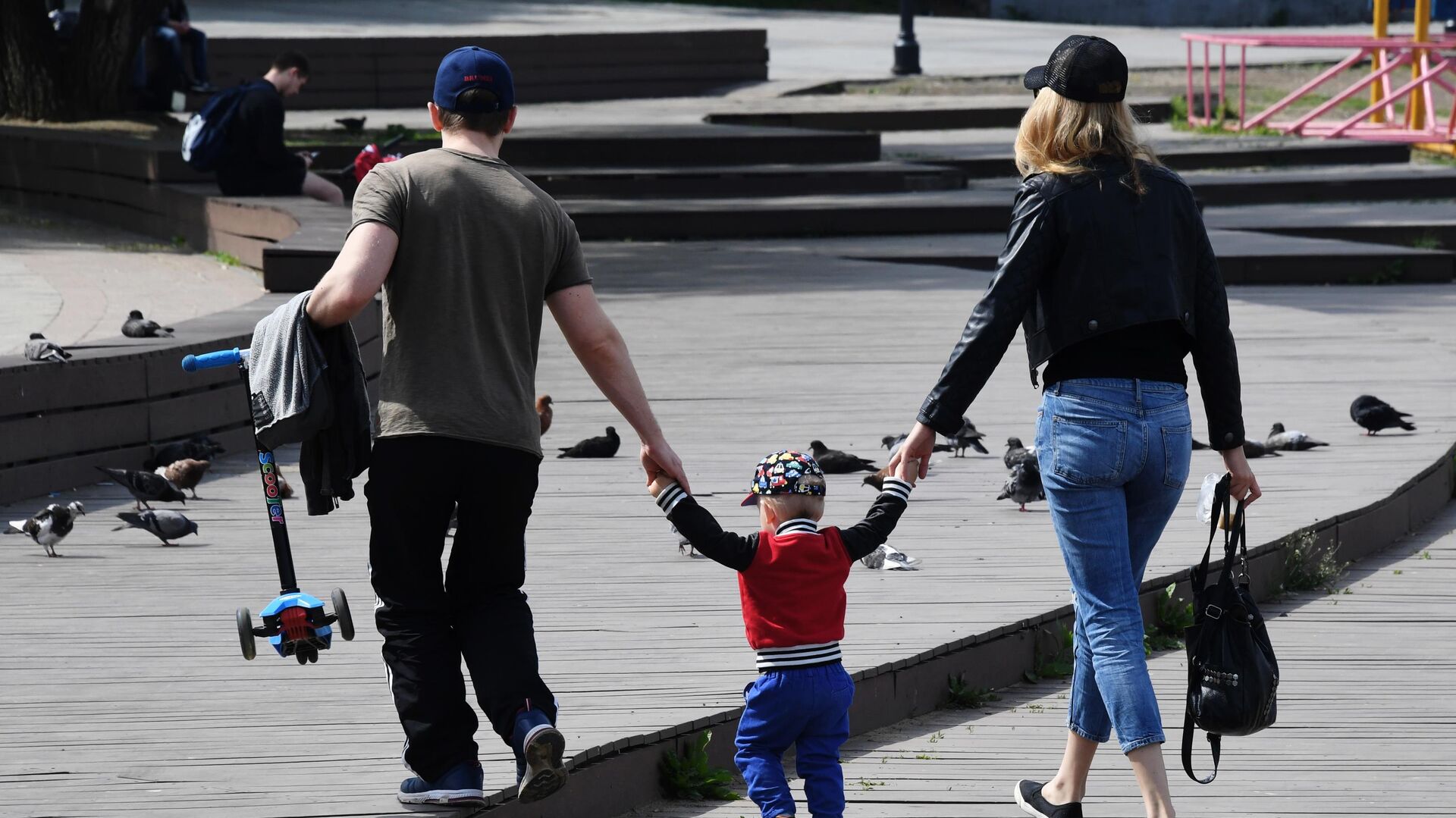 На Украине большое количество родителей планируют вывозить своих детей за пределы страны, сообщает РИА Новости со ссылкой на издание УНИАН. Как заявил директор одной из коммерческих школ Владимир Страшко, он получает все больше обращений от родителей, которые планируют вывозить своих детей из страны. Однако если ранее такие заявления касались преимущественно мальчиков, учащихся в 10-11 классах, то теперь закончить обучение дистанционно хотят родители всех детей, несмотря на возраст и пол. Родители устроили скандал из-за Украины на школьном фестивале в Екатеринбурге «Этот тренд имеет свое продолжение. Дети, которые уехали год или два назад, перестают получать украинское образование. В самом начале они учились параллельно, или, если законодательство позволяло, исключительно у нас. Потом оставались только на украинском компоненте. Сейчас отказываются совсем», — указал Страшко.