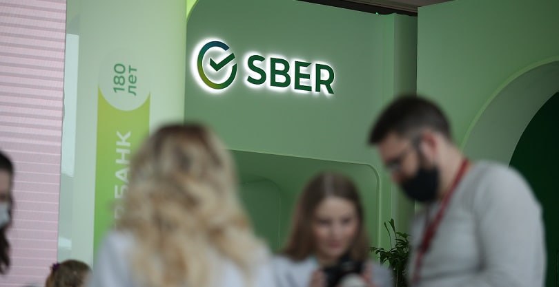 Аналитики SberCIB Investment Research расширили список привлекательных дивидендных акций на российском рынке, добавив МТС. Ожидается, что в 2025–2026 годах МТС выплатит по ₽35 на акцию, что обеспечит инвесторам доходность около 16% по текущей цене. Вице-президент по финансам МТС Алексей Катунин отметил, что эта сумма включена в дивидендную политику компании на 2024-2026 годы. Актуальный список дивидендных акций выглядит следующим образом: - X5 с прогнозируемой дивидендной доходностью в 32,8% в этом году - МТС — 16,3% - Банк «Санкт-Петербург» — 15,2% - ЛУКОЙЛ — 14,7% - «Татнефть» — 14,1% - «Транснефть» — 11,9% - Сбер, по консенсус-прогнозу СПбМТСБ, — 11,5%