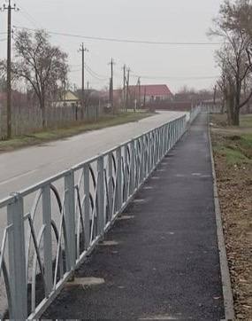 В селе Дивном появятся две новые пешеходные дорожки  Тротуары общей протяжённостью около одного километра будут обустроены на улицах Кирова и Кашубы.  Эти два проекта, за которые проголосовало большинство жителей, реализуются по губернаторской программе поддержки местных инициатив.  - Документация уже подготовлена и после проведения необходимых процедур подрядчик начнёт работу. Большая часть финансов, а это почти 3,3 млн. рублей, поступила из краевого бюджета. Остальные 2,3 млн составили средства округа, населения и предпринимателей, - отметил начальник теротдела Роман Варёха.  В нынешнем году в Апанасенковском округе по губернаторской программе поддержки местных инициатив будет благоустроено девять общественных объектов.  Всего на Ставрополье в 2025 году по инициативе жителей региона реализуется 147 проектов. На их финансирование из бюджета края направят около 670 млн рублей.