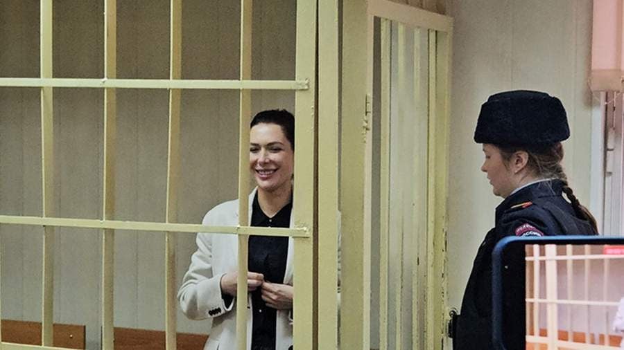 Блогеру Валерии «Битмаме» Федякиной запросили 10 лет колонии по делу о мошенничестве. Как передает корреспондент «Осторожно, новости» из Пресненского суда Москвы, также прокурор попросила удовлетворить иски потерпевших от действий Федякиной примерно на 2,2 млрд рублей. На заседании успела выступить сторона обвинения — защита будет выступать 10 июня. Федякину обвинили в мошенничестве с криптовалютой она занималась обменами фиатных денег на криптовалюту . Как считает следствие, блогер якобы предлагала инвесторам вложения в цифровые активы под высокую доходность, но фактически присваивала деньги себе. Сама блогер вину не признаёт и считает себя потерпевшей от действий бывших бизнес-партнёров. Она находится в СИЗО с сентября 2023 года, её заключили под стражу на шестом месяце беременности. В заключении она успела родить дочь.