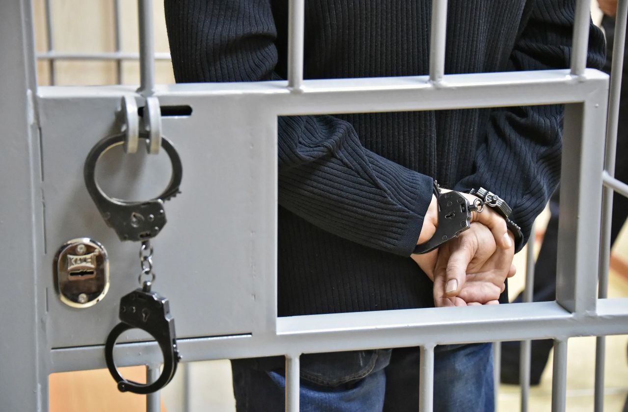 Двое бывших полицейских и бывший начальник отдела по управлению земельными ресурсами министерства экономического развития Республики Алтай признаны судом виновными в получении крупной взятки Чиновник кроме того признан виновным в получении взятки через посредника в крупном размере и превышении должностных полномочий Все трое действовали организованной группой В период с февраля по апрель 2022 года начальник из министерства незаконно перевел земельный участок в Дмитриевском сельском поселении Турочакского района из категории земель сельскохозяйственного назначения в категорию земель для ведения бизнеса Он же в начале 2023 года в Горно Алтайске через знакомого сотрудника полиции выступающего в качестве посредника получил от руководителя коммерческой организации по оказанию риэлторских услуг взятку в 200 000 рублей за способствование предоставлению в субаренду части земельного участка площадью 10 000 кв м в Майминском районе После этого в августе 2023 года за взятку в 8 млн рублей он с подельниками провернул еще одну аферу с землей оформив в собственность супруги бизнесмена земельный участок площадью 3 5 гектара в Майминском районе находящийся в собственности Республики Алтай Преступления были вскрыты Возбуждены уголовные дела В отношении предпринимателя обвиняемого в получении взятки совершенном организованной группой в особо крупном размере в даче взятки должностному лицу через посредника в крупном размере дело выделено в отдельное производства после того как на стадии предварительного следствия подсудимый заключил досудебное соглашение о сотрудничестве В отношении одного из полицейских дело возбуждено за получение взятки совершенное организованной группой в особо крупном размере за посредничество в даче взятки должностному лицу в крупном размере Оно также выделено в отдельное производство судом и приостановлено в связи с убытием подсудимого в зону проведения специальной военной операции Суд признал всех фигурантов виновными и в зависимости от содеянного назначил следующее наказание  Бывшему начальнику отдела по управлению земельными ресурсами Министерства экономического развития Республики Алтай 10 лет 6 месяцев лишения свободы с отбыванием в исправительной колонии строгого режима со штрафом в размере 16 5 млн рублей с лишением права занимать должности на государственной службе и в органах местного самоуправления связанные с осуществлением организационно распорядительных функций и функций представителя власти сроком на 8 лет Кроме того в доход государства с него взысканы денежные средства в сумме эквивалентной сумме взятки 200 тыс рублей  Его соучастники осуждены к 8 годам 3 месяцам лишения свободы с отбыванием в исправительной колонии строгого режима со штрафом в размере 8 млн рублей с лишением права занимать должности на государственной службе и в органах местного самоуправления связанные с осуществлением организационно распорядительных функций и функций представителя власти сроком на 6 лет  Со всех подсудимых в солидарном порядке взыскана сумма взятки в размере 8 млн рублей Приговор суда не вступил в законную силу сообщили в Следственном комитете Республики Алтай