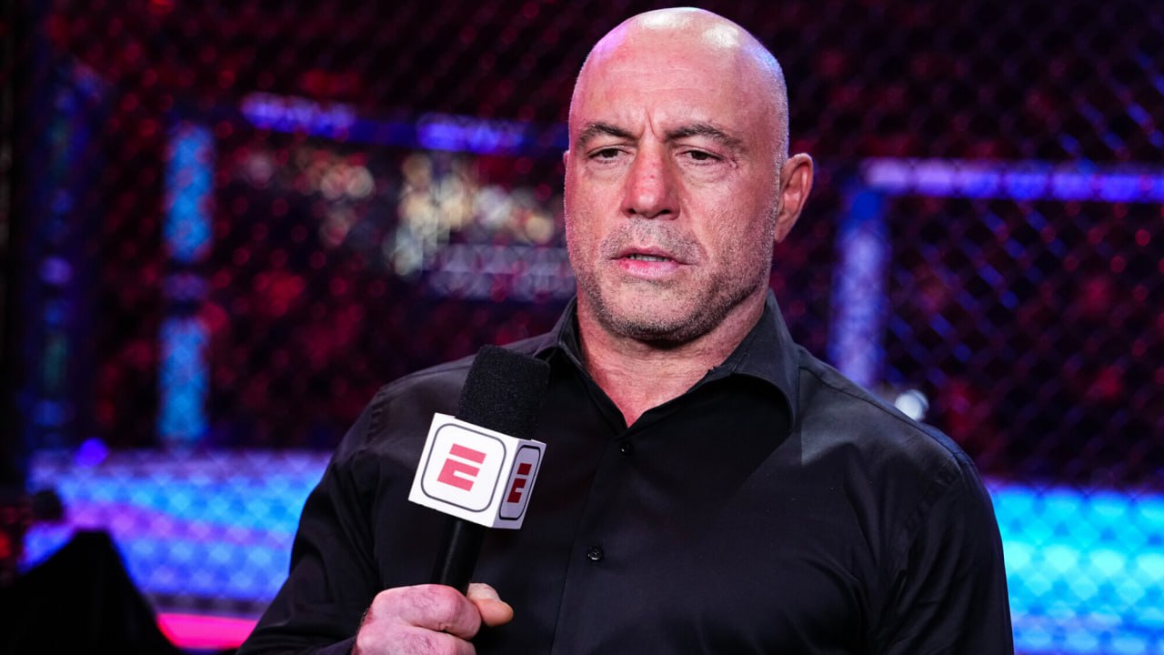Известный комментатор не будет работать на турнире UFC в Канаде после слов о России Комментатора Джо Рогана заменили на Доминика Круза. Причиной стали слова комментатора UFC о том, что он не собирается ехать в Канаду, а предпочтет этому визит в Россию. В итоге Рогана на турнире в Монреале, который состоится 10 мая, не будет. Помимо Круза комментировать бои будут экс-чемпион организации Даниэль Кормье и Джон Аник. Роган известен своей поддержкой нынешнего президента Соединенных Штатов Америки Дональда Трампа, который высказался о том, что Канада должна войти в состав США.